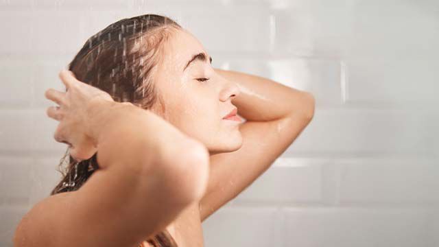 Femme sous la douche (kort en natuurlijk)